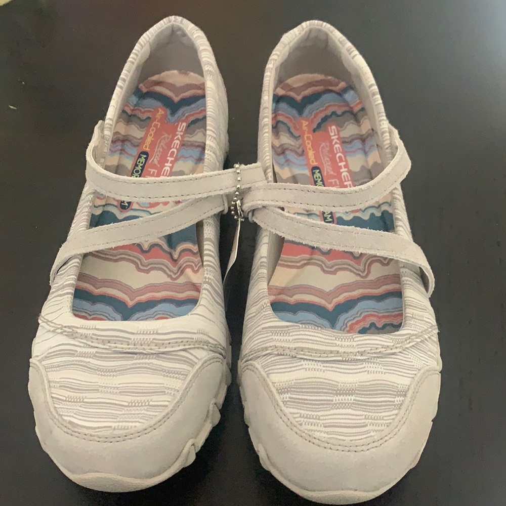 Skechers Relaxed Fit +Adjustable Straps Size 6 NEW